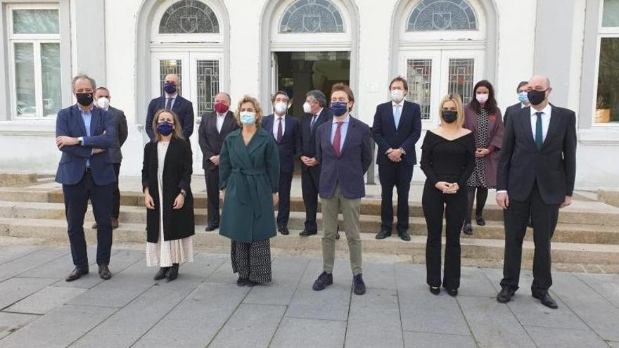 Foto de familia de la reunión gallego-lusa ayer en Melgaço. |   // FDV