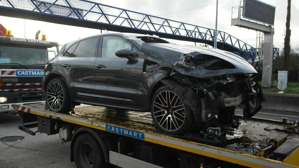 Estado en el que ha quedado el vehículo de alta gama que ha volcado este lunes en la rotonda de Santa Lucía, en Santiago, y cuyo conductor ha tenido que ser excarcelado