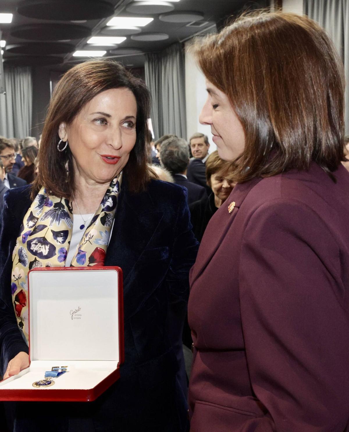 EN IMÁGENES: Margarita Robles recibe la Medalla de Oro de la Cámara de Comercio de Oviedo EN IMÁGENES: Margarita Robles recibe la Medalla de Oro de la Cámara de Comercio de Oviedo