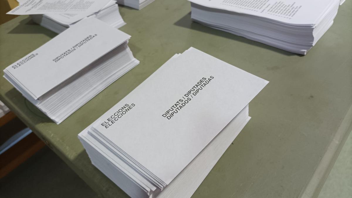 Paperetes al col·legi electoral del Josep Pallach de Figueres.