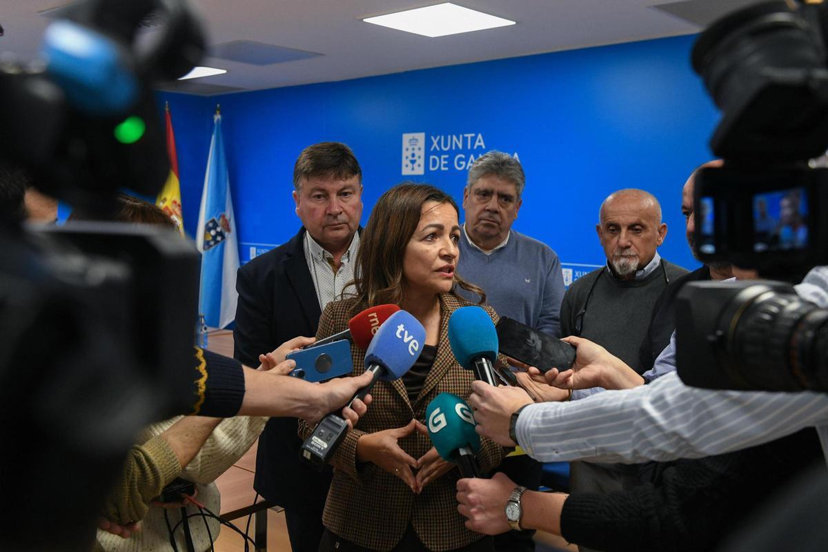 Marta Villaverde, ante José Antonio Pérez, izqda., José Martínez y José Manuel Rosas, este viernes.