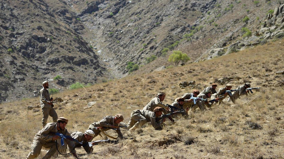 Integrantes del movimiento de resistencia antitalibán participan en un entrenamiento militar en el Panjshir, el jueves.