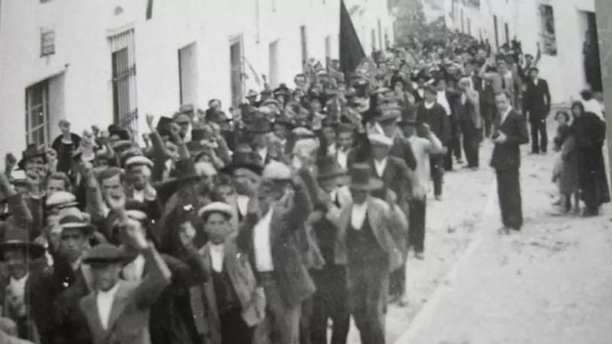 La primera manifestación legal del 1 de Mayo reunió a un millar de personas en Cáceres