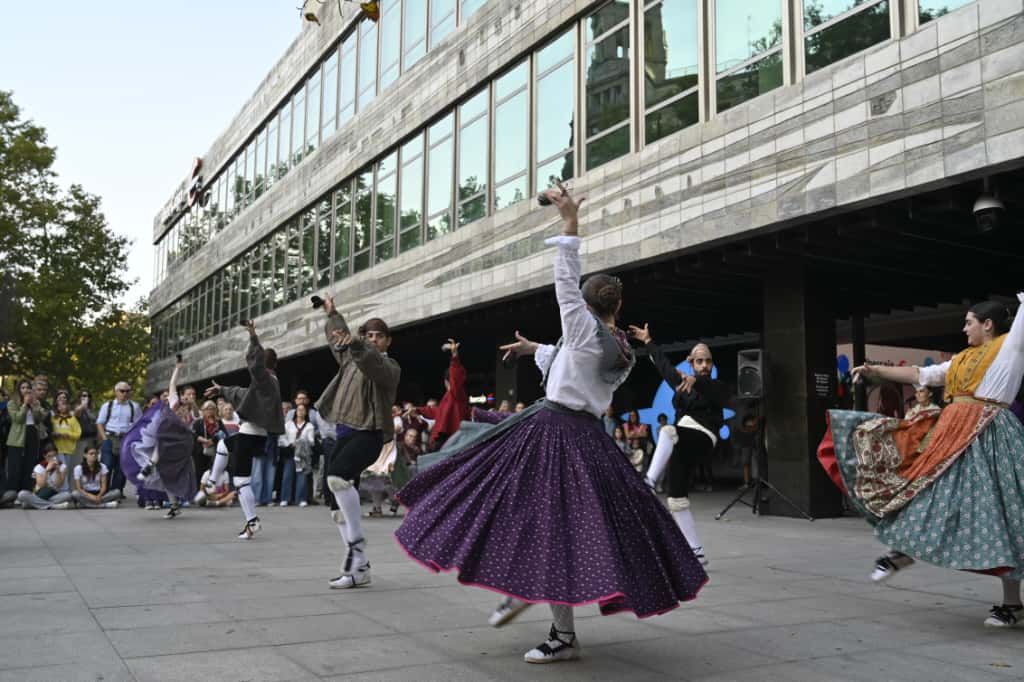EN IMÁGENES | Actuación del grupo Otero del Cid que se ha hecho viral con la versión jotera de La Morocha