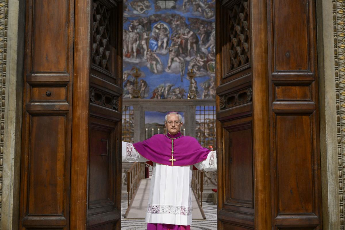 Las imágenes del cónclave por dentro: los cardenales en la Capilla Sixtina.