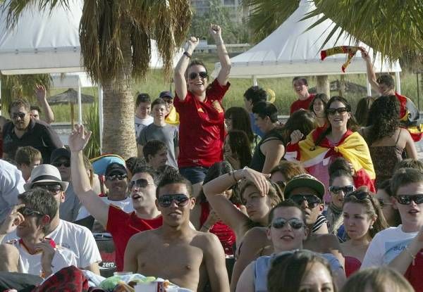 La afición zaragozana apoya a España en su debut en Las Playas