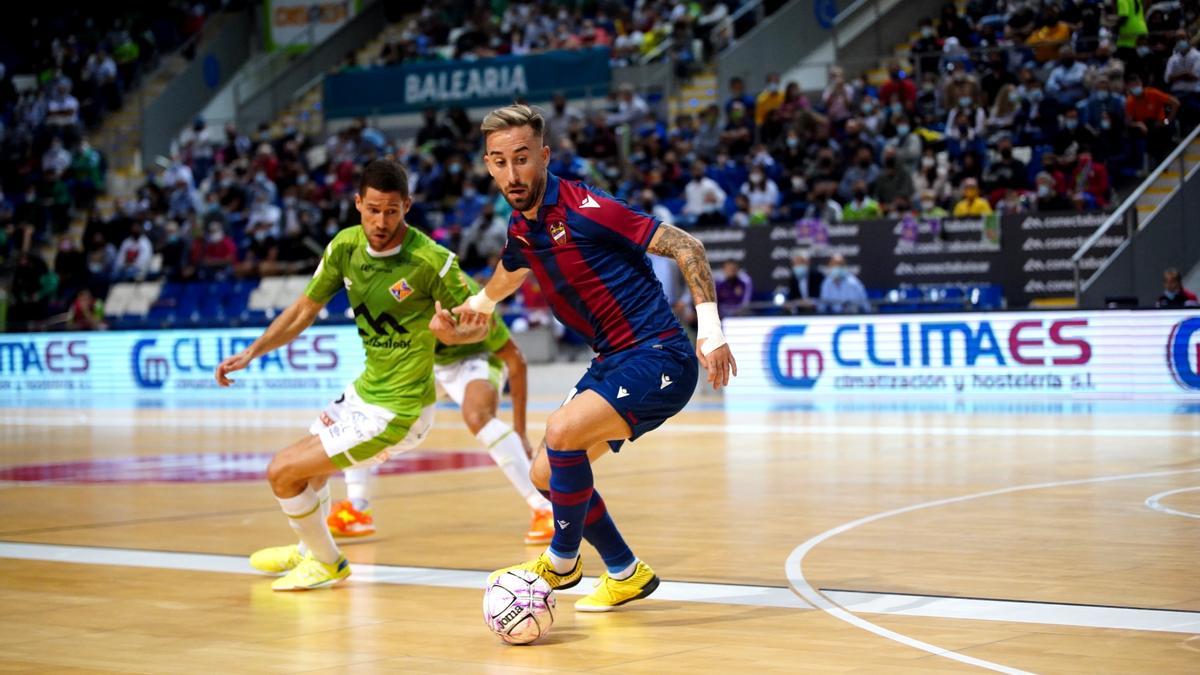 Mario Rivillos, en Son Moix en el partido de la pasada temporada con el Levante.