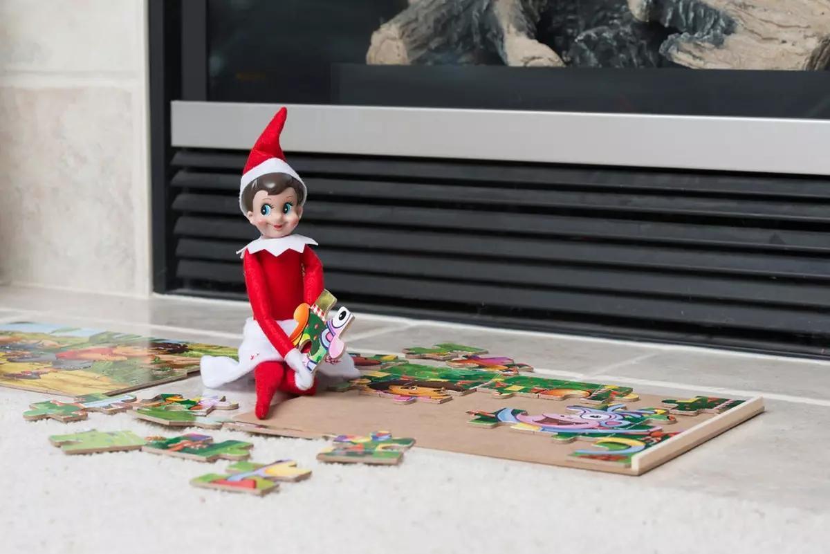 Un elfo haciendo un puzzle.