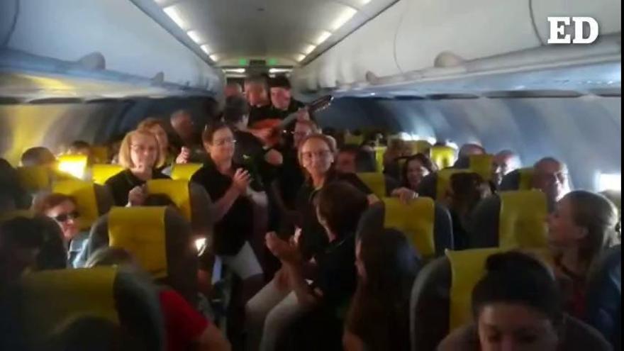 'Somos costeros' para amenizar el retraso de un vuelo a Canarias