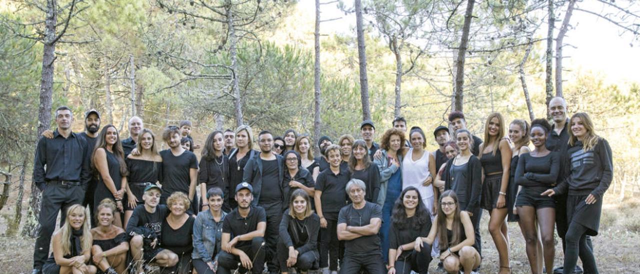 Ellos de negro y ella de blanco, los que participaron en el videoclip de Woyza hace unos días. // GF Estudio