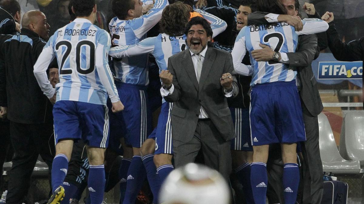 Maradona y sus jugadores celebran un gol en el Mudial de Sudáfrica en la etapa del Pelusa como seleccionador