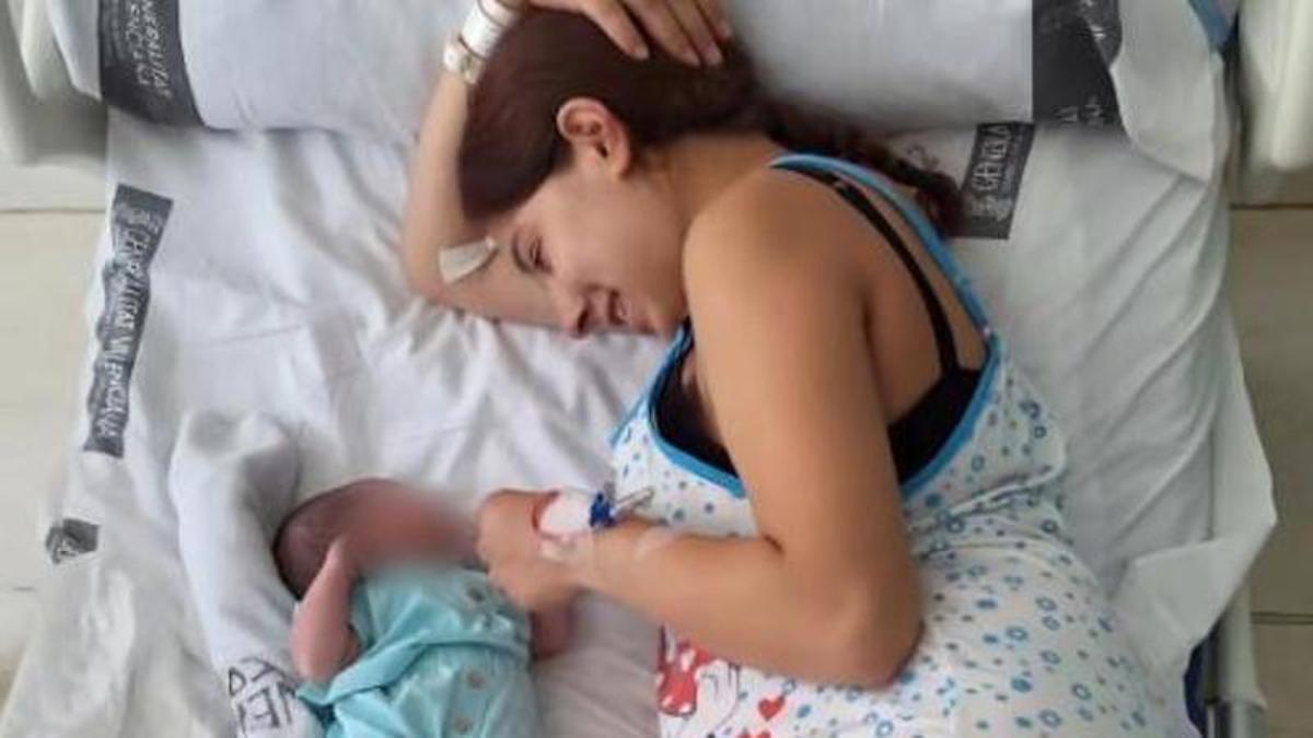 Andrea Navarro, junto al bebé, en el hospital tras el parto.
