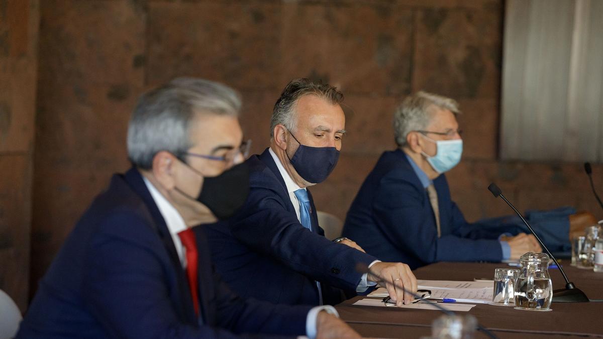 El expresidente del Gobierno de Canarias, Ángel Víctor Torres, en el centro junto a sus consejeros.