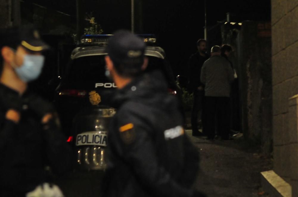 Efectivos del GOES de la Policía Nacional, frente a la vivienda del hombre.