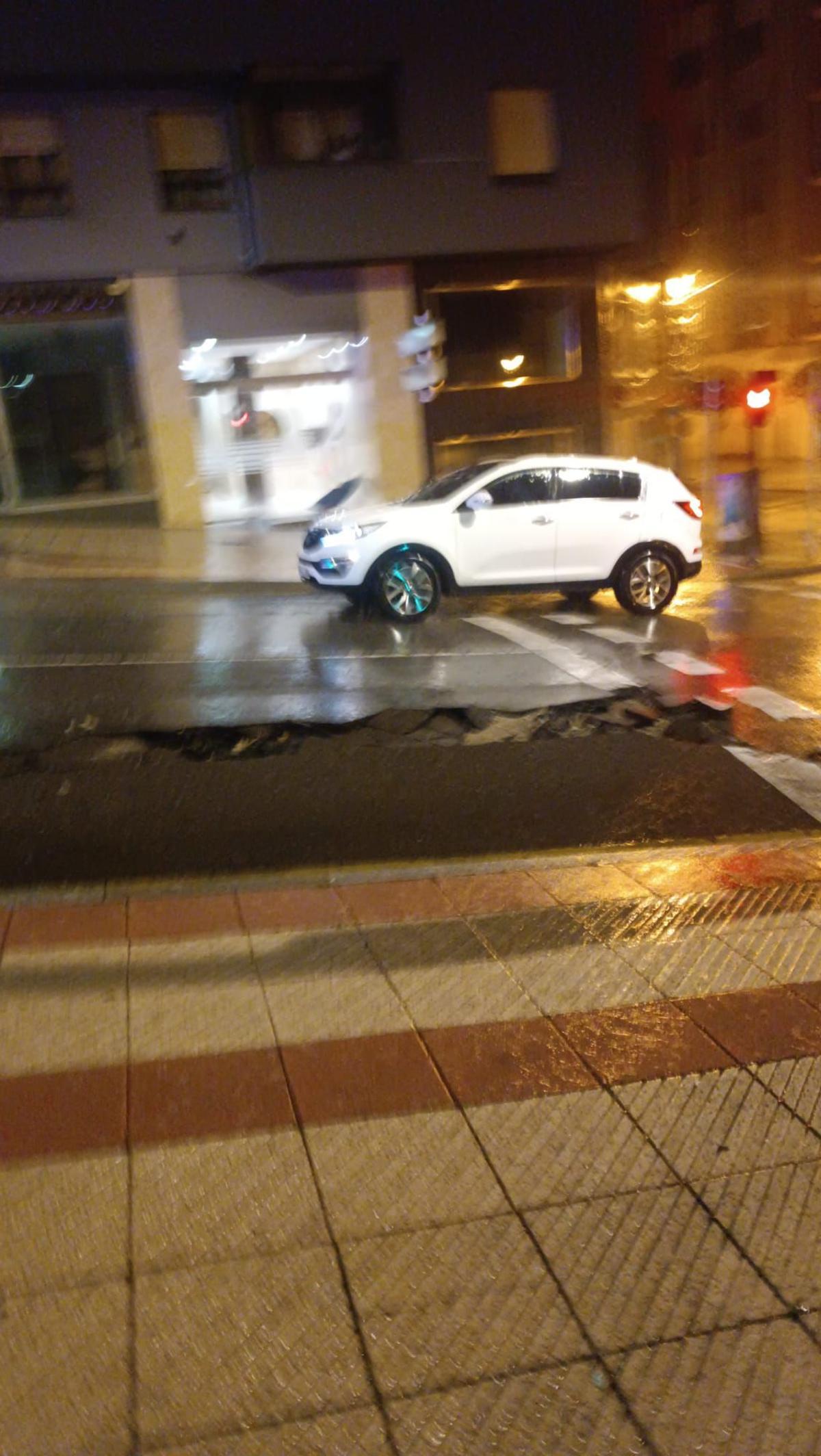 Brecha en el asfalto en Eduardo Carreño