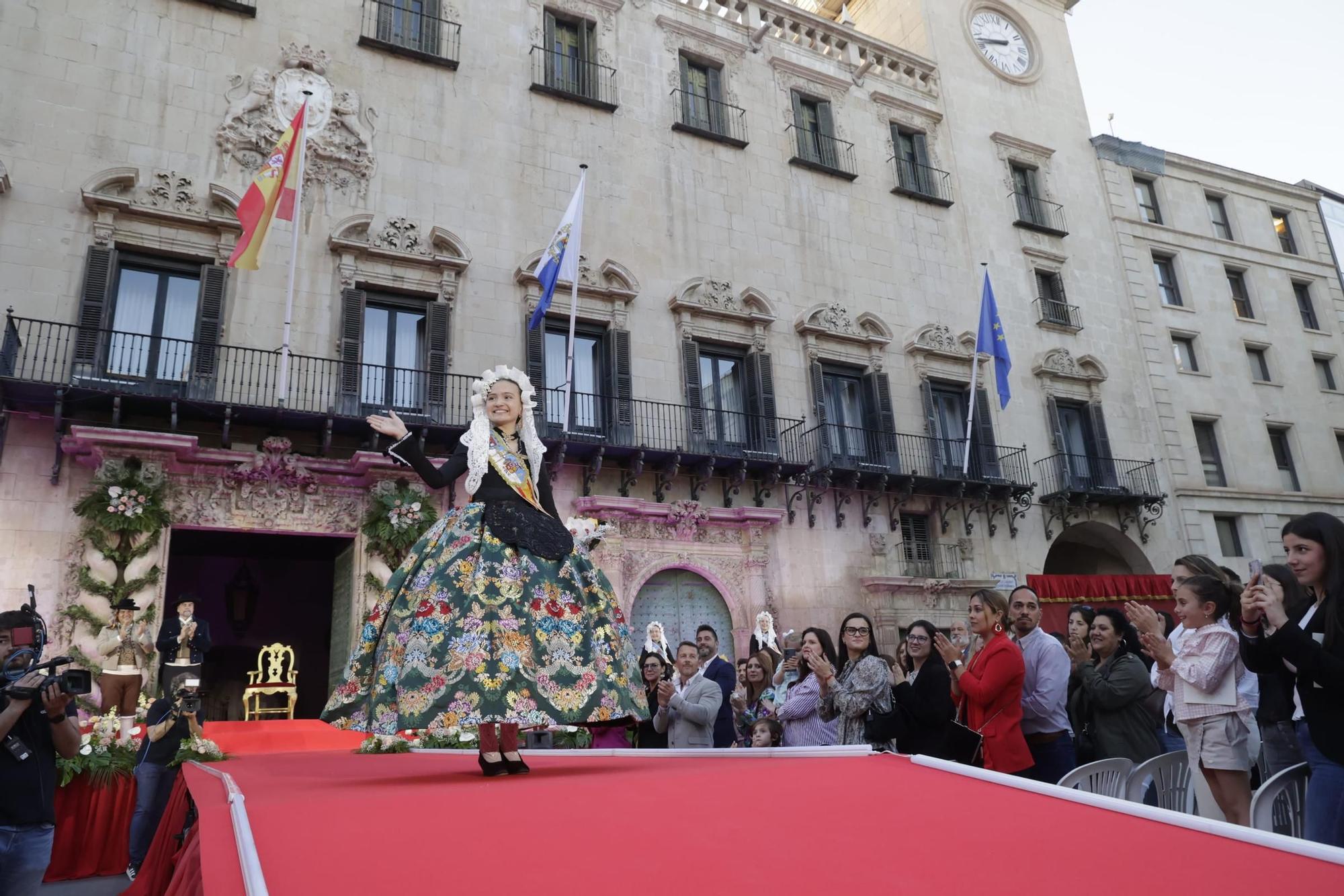 Las Hogueras de Alicante proclaman a su Bellea del Foc infantil 2025 y a sus damas