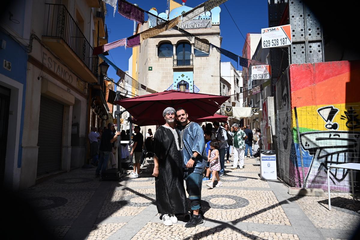 Julián y Fran delante de la fachada de El Silencio.