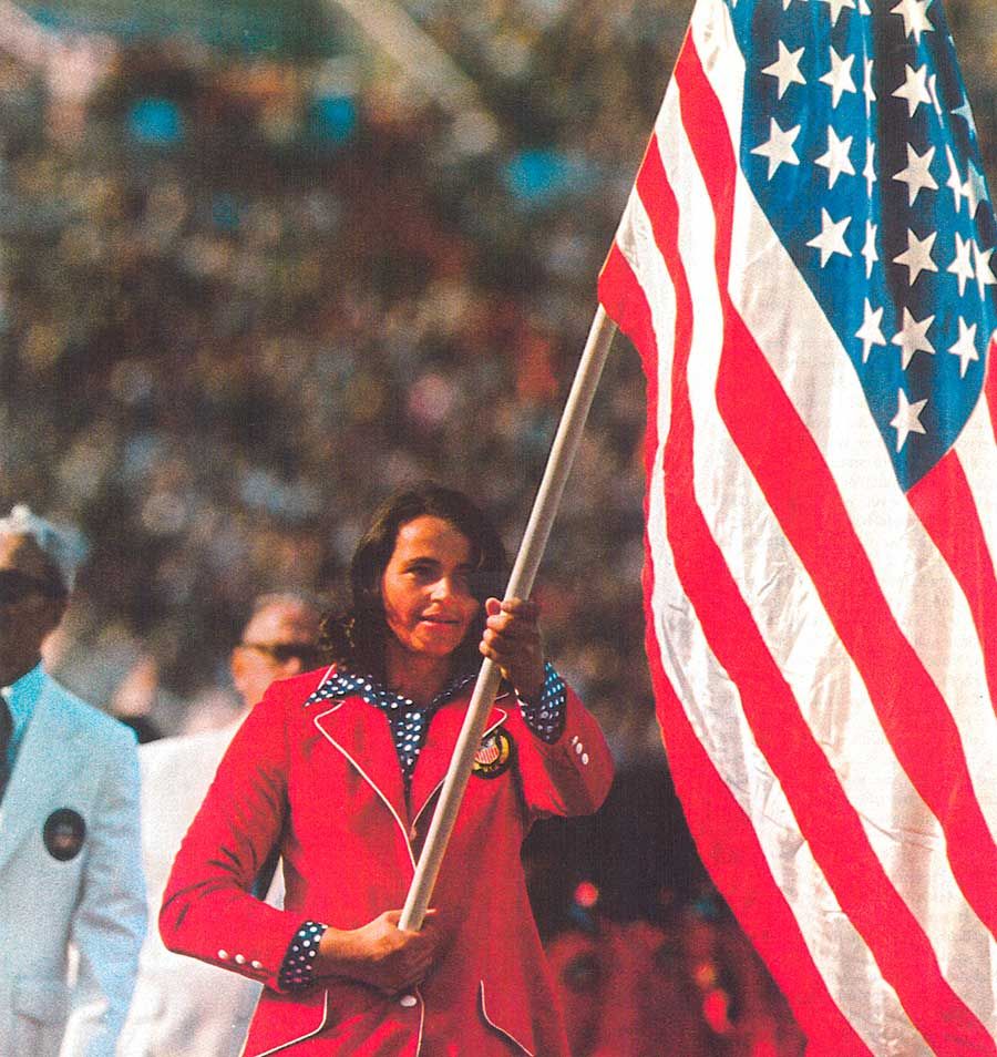 Fitokova desfila con la bandera americana en los Juegos de 1972.