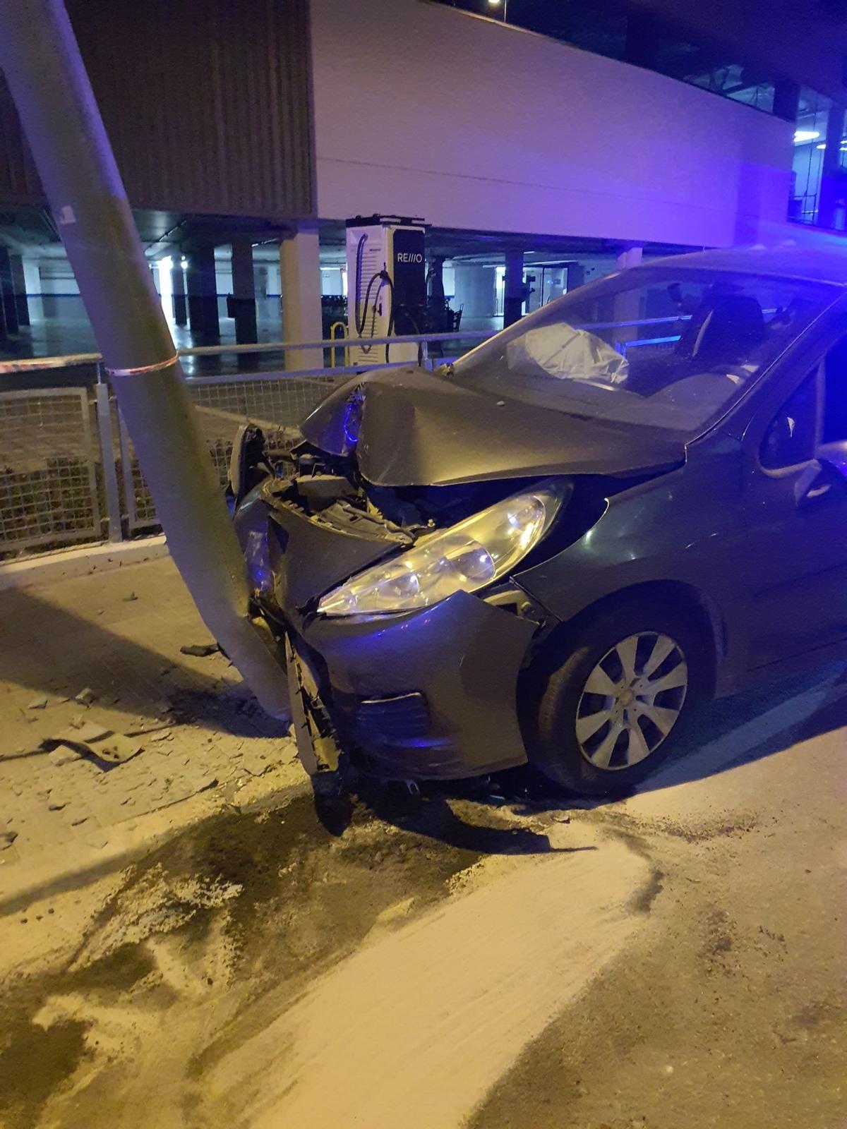 El vehicle encastat contra un fanal a Torroella.