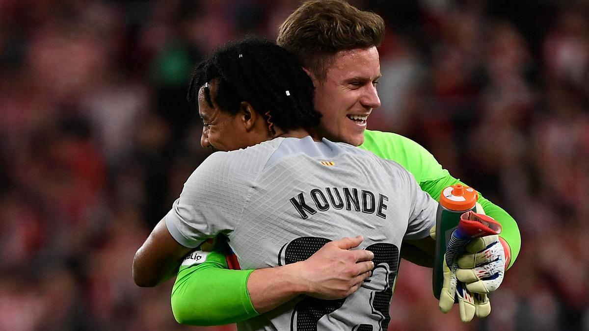 Ter Stegen y Koundé celebran el triunfo en San Mamés ante el Athletic.