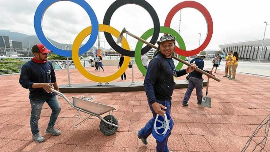 Uns operaris transporten unes anelles olímpiques a Rio de Janeiro