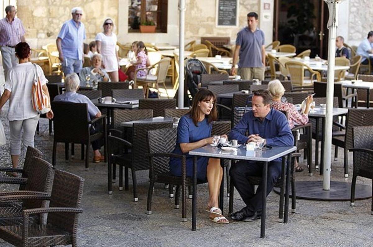 El primer ministre David Cameron i la seva dona Samantha, a la terrassa d’un cafè a Mallorca, on estan passant les vacances.