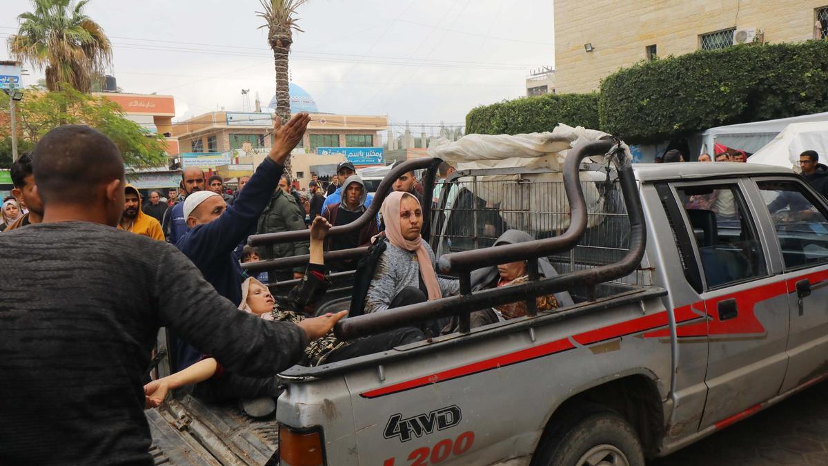 Palestinos heridos siendo trasladados al Hospital de Al-Aqsa, el que MSF ha tenido que evacuar.