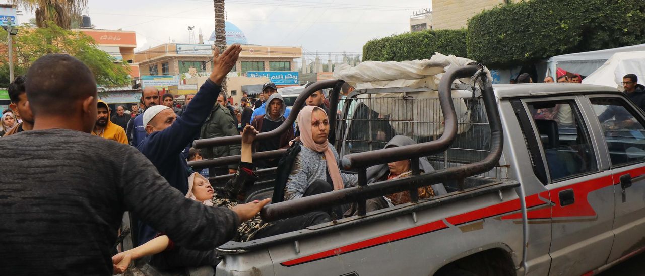 Palestinos heridos siendo trasladados al Hospital de Al-Aqsa, el que MSF ha tenido que evacuar.