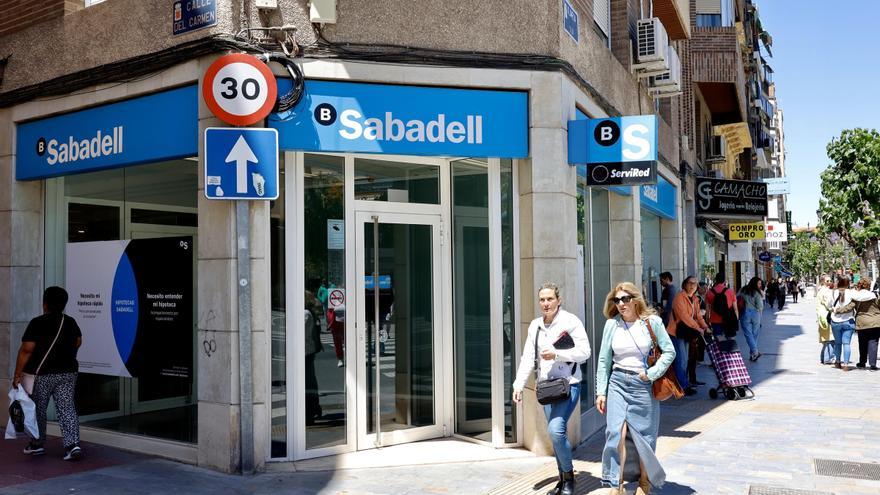 Temor a despidos entre los 800 empleados de BBVA y Sabadell en la Región