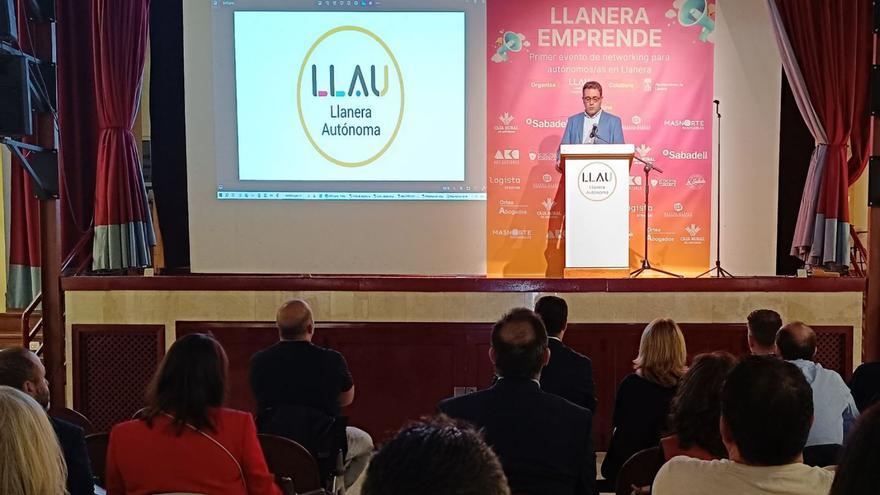 Sobre el escenario, Baudilio Alonso, en un momento de la presentación. | L.R.