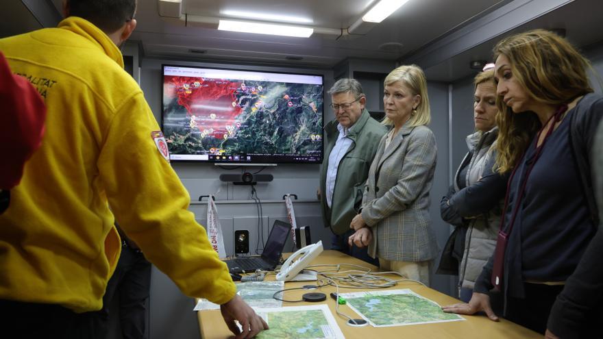 La Generalitat descarta más desalojos y abre la puerta a controlar el perímetro del incendio esta noche