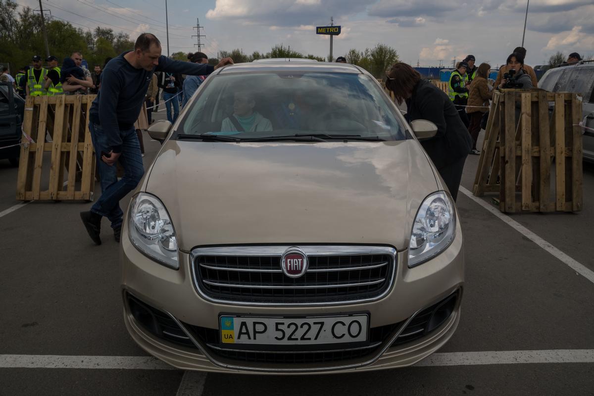 El medio de transporte de un grupo de refugiados ucranianos, estacionado en el centro de acogida de refugiados de Zaporiyia