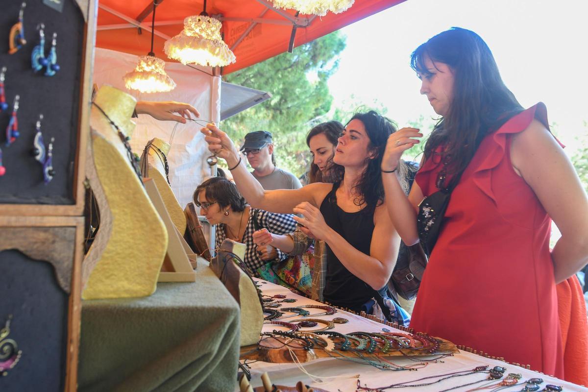 La Muestra de Artesanía de San Jorge en Zaragoza mantiene el espíritu aunque cambia de ubicación.