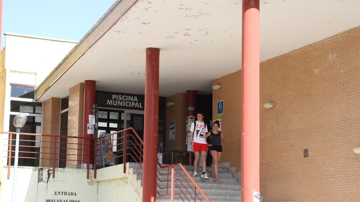 Entrada a la piscina municipal.