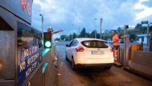 Un coche pasa por un peaje.