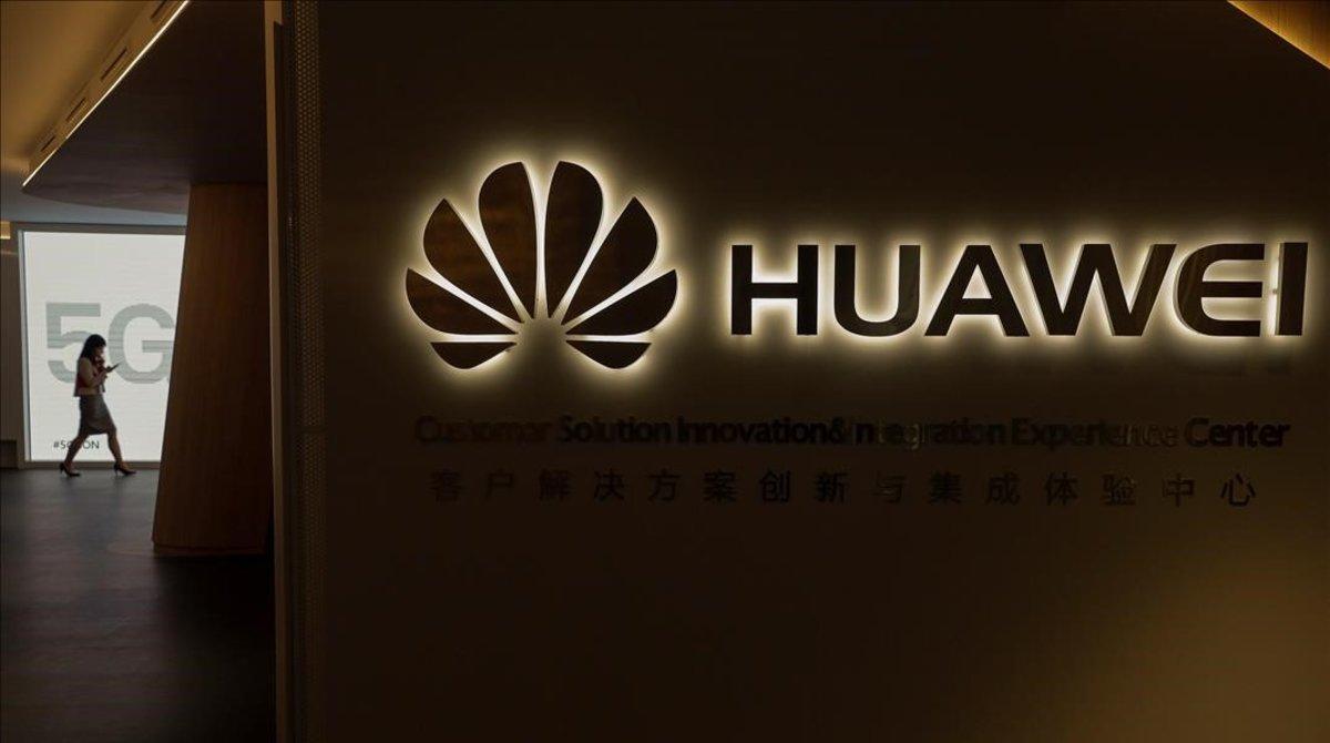 Centro de Huawei en Madrid con carteles de 5G.