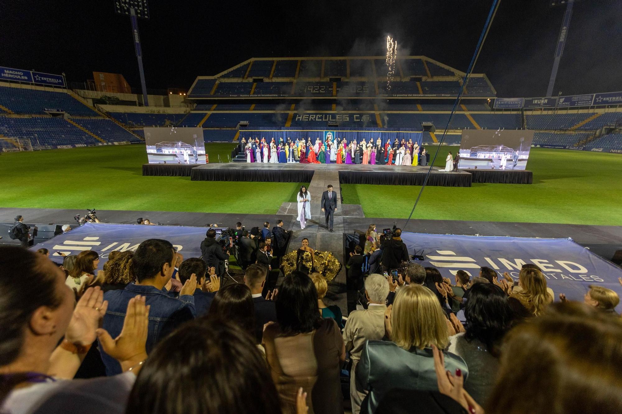 Las candidatas adultas a Bellea del Foc toman el Rico Pérez