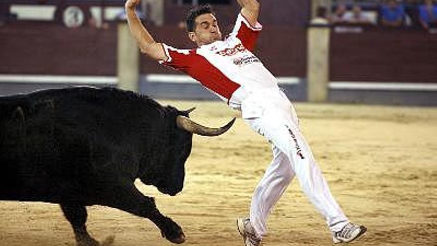 El recortador madrileño Sergio Delgado ha revalidado su primacía en esta especialidad taurina incruenta al ganar, por segundo año consecutivo, la final del Campeonato de España de Recortadores, celebrado en la plaza de toros de Las Ventas.