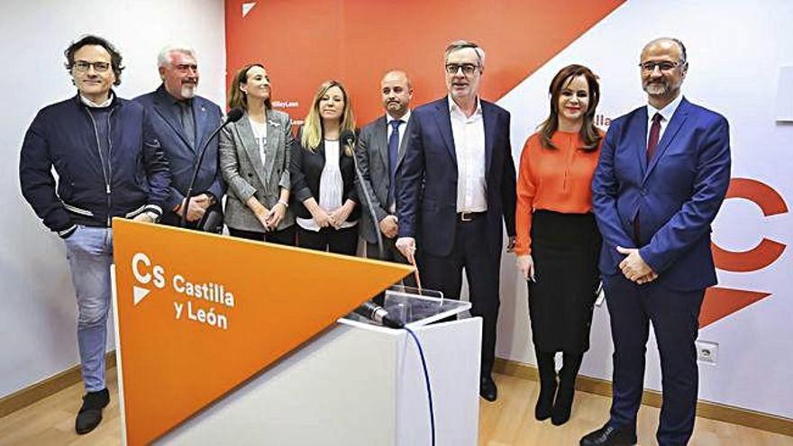 El secretario general de Ciudadanos, José Manuel Villegas, junto a Silvia Clemente, en una rueda de prensa en la sede de Cs Castilla y León.