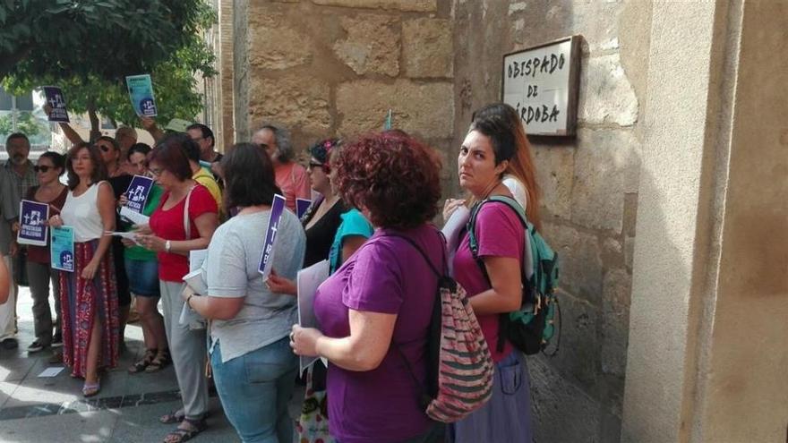 Una treintena de personas llevan a cabo un acto de apostasía colectiva en el Obispado