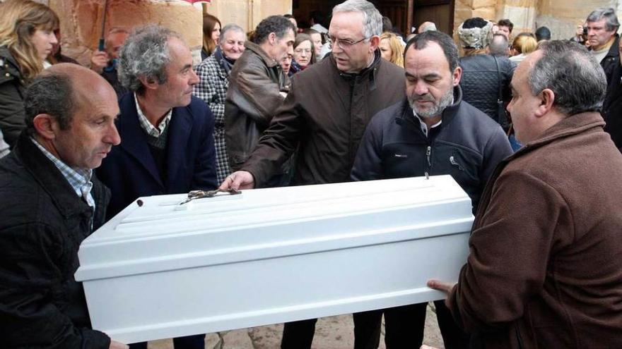 Los restos mortales de la pequeña, a la llegada a la iglesia.