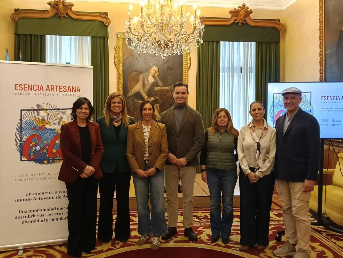 Por la izquierda, la edil de cultura, Montserrat López Moro; Magali Costales, de Caja Rural de Asturias; la edil de promoción económica, Ángela Pumariega; Jorge González Palacios; la edil  Ana Belén Murias, Arantxa González y Javier Ruiz.