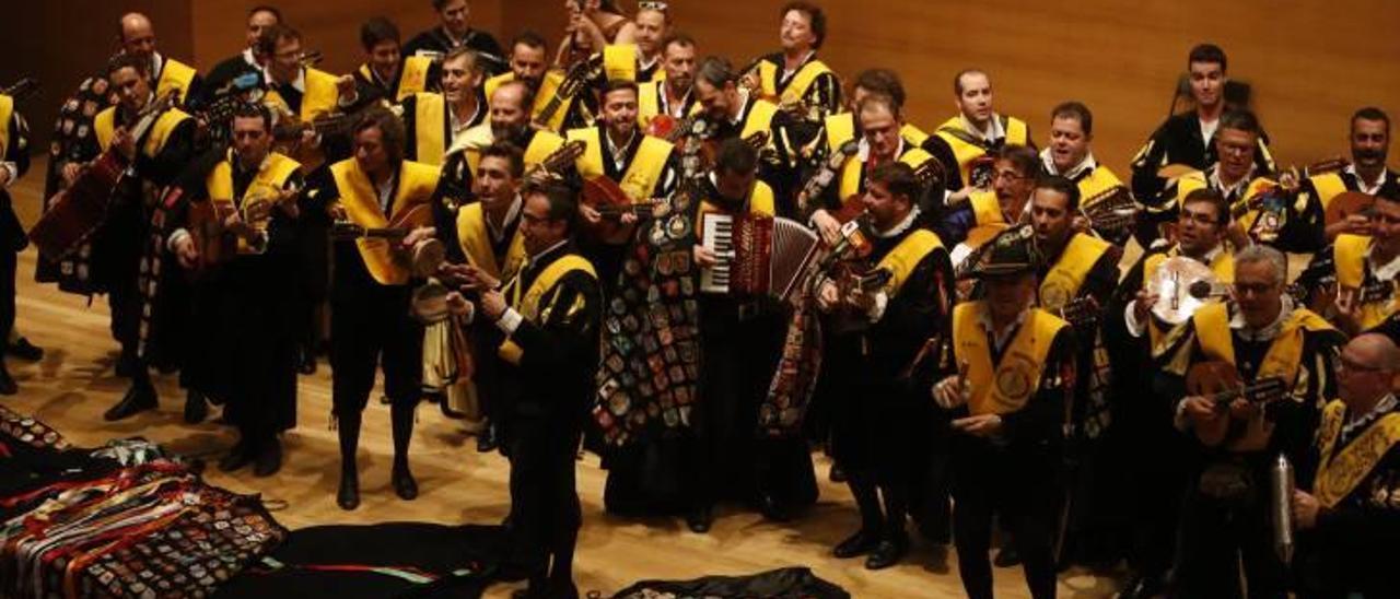 Una de las tunas que participó ayer en el XXVI Certamen Nacional que se celebró en el Auditorio.