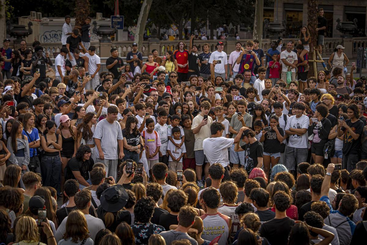 Batalla multitudinaria para farmear aura en Barcelona