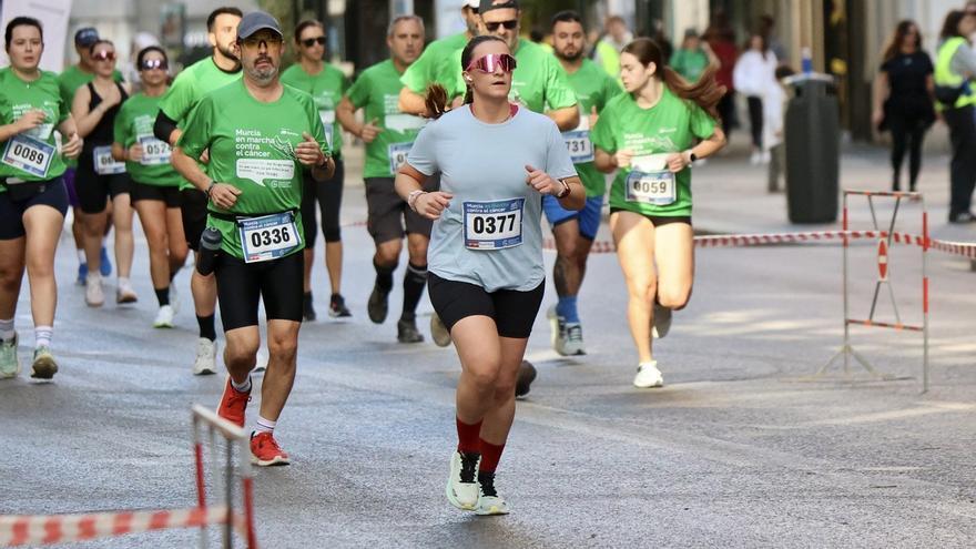 Una marea verde corre contra el cáncer en las calles de Murcia