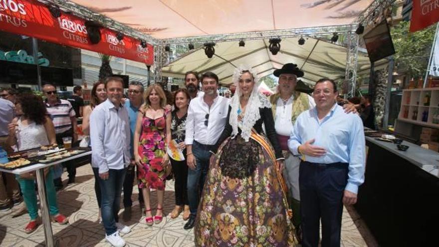 El mercadito de Fogueres abre sus puertas con comidas y bebidas típicas