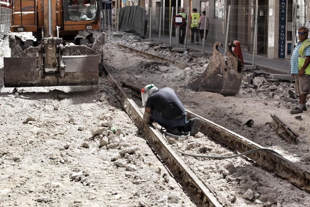 Las obras en la calle Pintor Gisbert sacan a la luz las antiguas vías del tranvía