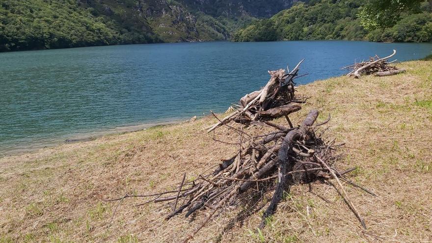 La instalación de los pantalanes en Tanes, a la espera del permiso de Confederación