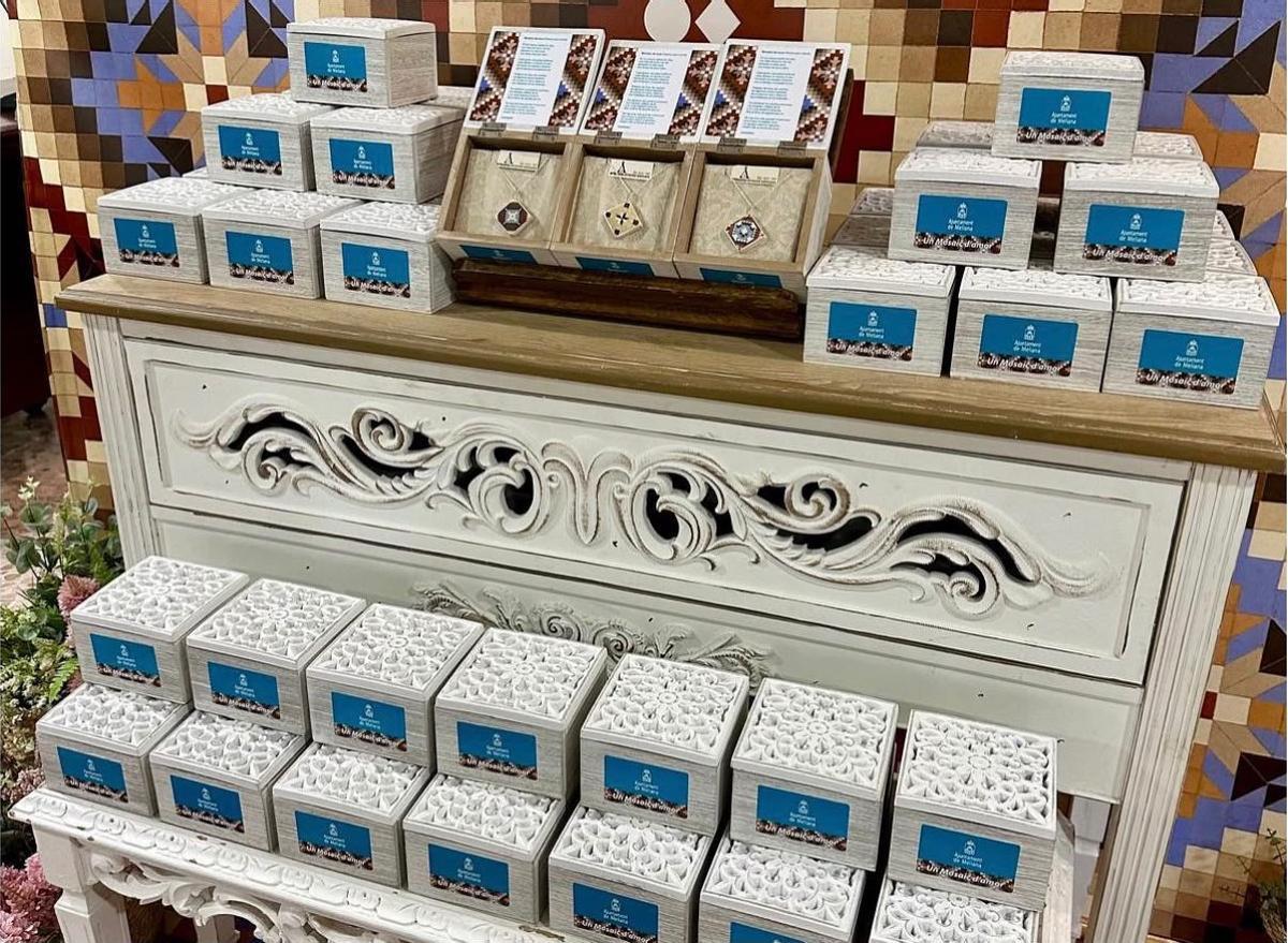Colgantes de mosaico Nolla que se venderán en Meliana.