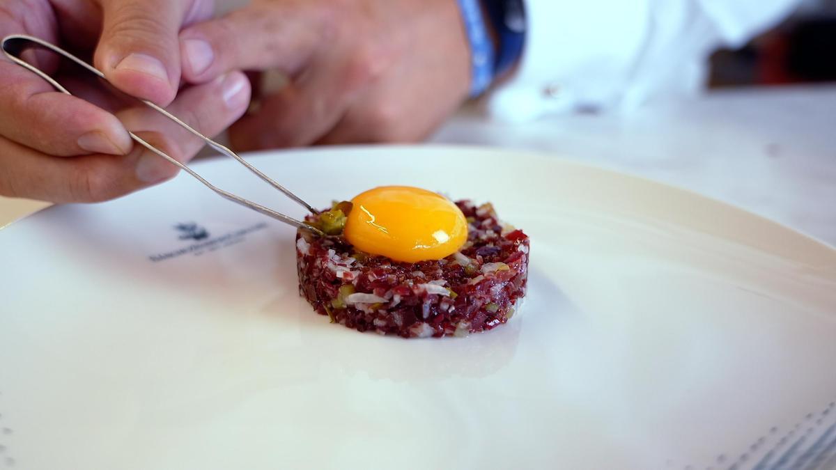 Tartar de jarrete de jamón de bellota 100% ibérico Sánchez Romero Carvajal, mostaza helada y yema de corral.